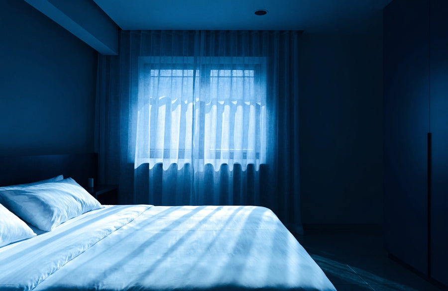Dunkles Schlafzimmer im blauen Abendlicht